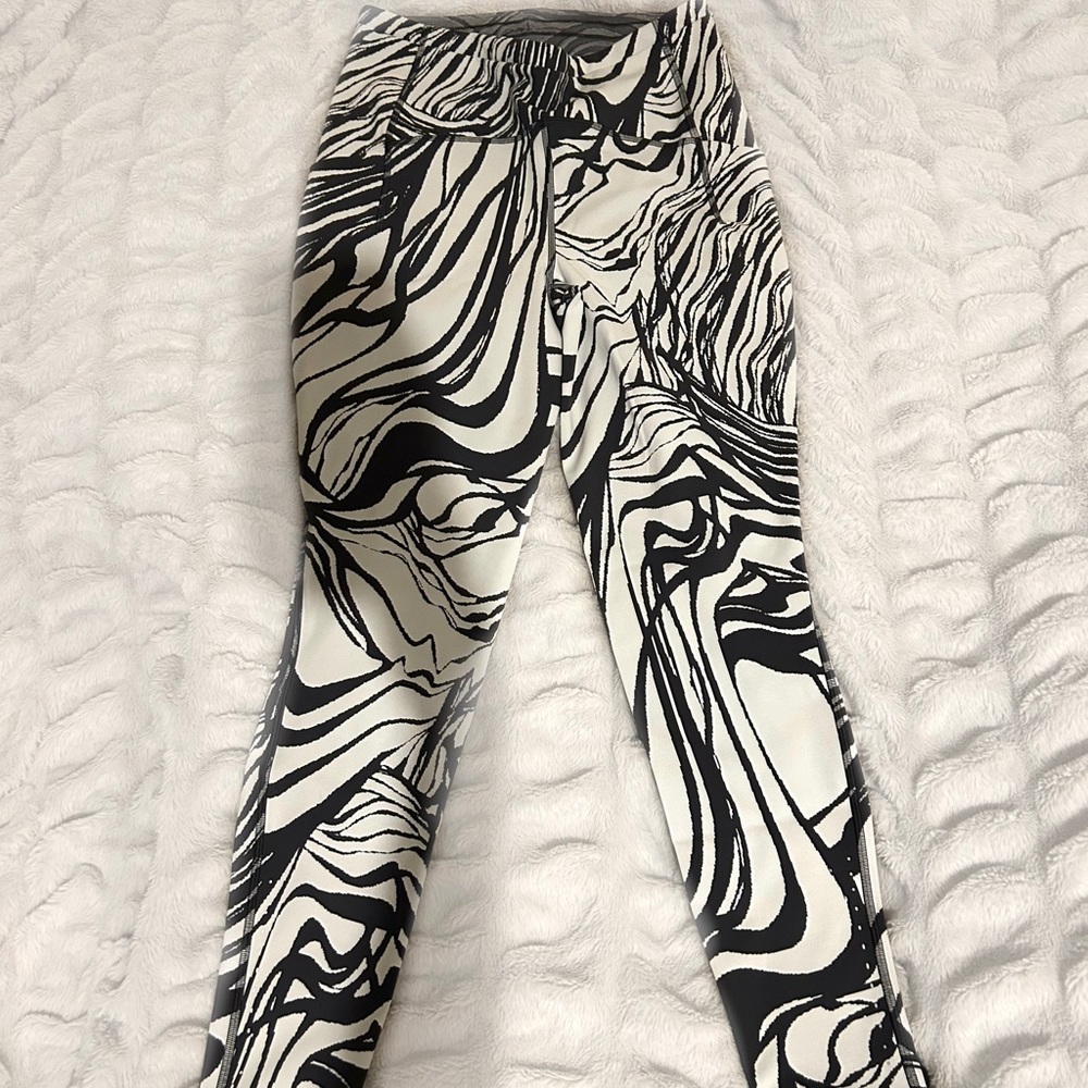 patterned lulu lemon leggings🤍🖤